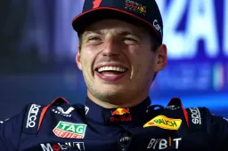 Verstappen flipt tijdens stream én praat over de RB20: ‘Hij is heel anders’