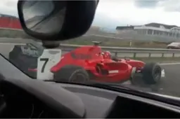 Formule-auto gespot op de openbare weg in Tsjechië