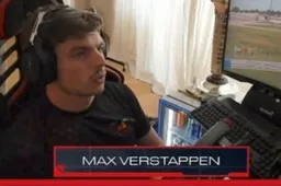 Verstappen exibe um de seus trófeus durante livestream