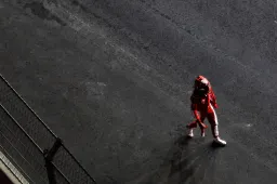 Así de grandes fueron los daños en el Ferrari de Sainz: agujero completo en el suelo