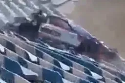 WEC: ¡Un coche termina encima de una tribuna en Portimao!