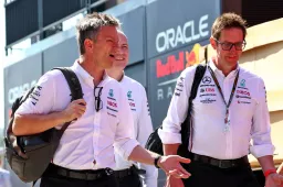 Mercedes, siente la presión de Aston Martin: contacto con James Allison
