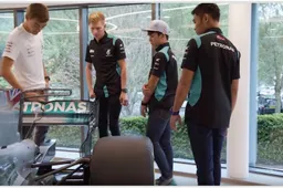 George Russell geeft Petronas MotoGP-junioren kijkje in wereld van Mercedes F1 HQ