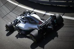 Mercedes neemt het op voor Hamilton: “Slechte start niet zijn schuld”