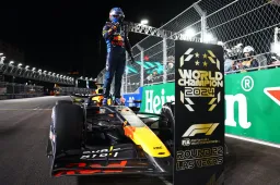 Verstappen reageert na vierde F1-wereldtitel: 'Dit is mijn eerste pilsje'