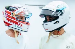 Sebastian Vettel en Lewis Hamilton ruilen van helm