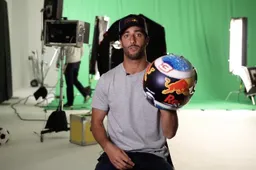 Video! Daniel Ricciardo onthult zijn nieuwe helm voor aankomend seizoen!