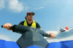 KIJKEN: Raikkonen en Giovinazzi vechten het met elkaar uit op de jetski