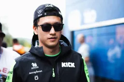Zhou riceve una penalità di tre posizioni in griglia dopo aver ostacolato Verstappen