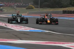 Hamilton reageert op kritiek Rosberg: 'Zinloos om harder te verdedigen tegen Max'