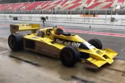 Video: Renault showt RS17 en RS01 op een nat Barcelona