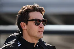Russell blijft het oneens met zware boetes FIA: ‘Dat was voor Sainz een dure poepbeurt’