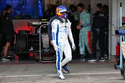 Sainz recebe penalidade de grid da FIA após incidente com Hamilton