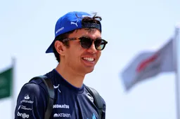 Albon grapt over 'gezellige' terugvlucht met Verstappen: 'Ik ga maar slapen in dat vliegtuig'