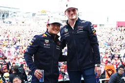 Verstappen padelt met Red Bull-teamgenoot Tsunoda voor GP Bahrein