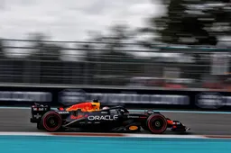 F1 LIVE | Verstappen starts Miami GP on pole, Hamilton starts praying