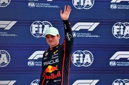 Max Verstappen scheurt over het circuit in een Ferrari tijdens geheime test