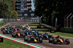 Verstappen pakt briljante zege op Imola en houdt McLarens knap achter zich