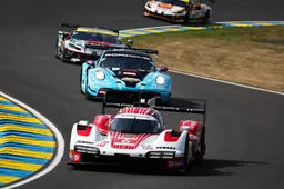 Il pilota Porsche Vanthoor esce illeso in maniera notevole dopo lo spettacolare incidente al Nurburgring