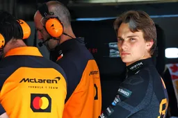 Wall of Champions already claiming victims on Saturday: Piastri causes red flag!