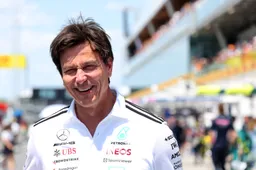 een lachende toto wolff