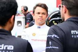 De Vries kent dramatisch weekend met forse straf en crash