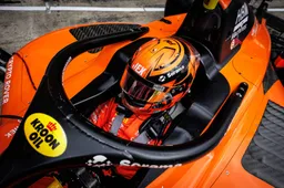 Bekijk hier het zinderende gevecht tussen de oppermachtige McLaren-coureurs, zonder Verstappen