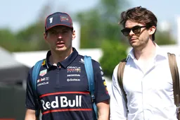 verstappen kijkt op in spanje