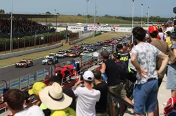 Acidente gigantesco ocorre com explosão de carro ao contato com competidor