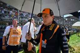 Piastri visiblemente molesto muestra su frustración por el controvertido incidente del Coche de Seguridad con Verstappen