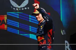 Hamilton verslaat Verstappen in zinderende regenrace op Silverstone