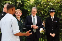 Le Premier Ministre du Royaume-Uni, Sir Keir Starmer, rencontre Stefano Domenicali à l'occasion des célébrations des 75 ans de la F1