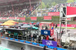 Start GP België uitgesteld na hevige regenval: rode vlag en nog geen starttijd