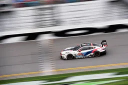 Heftige beelden uit Amerika: Auto gaat in vlammen op in IMSA-race