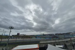 Weer slaat om in Zandvoort, van zonnig naar donkere wolken: mogelijk regen op komst