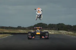 Met een fiets over een rijdende Red Bull F1-auto springen: Episch of gaat het gruwelijk mis?
