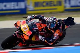 MotoGP-coureur glijdt terug de baan op na crash en wordt bijna overreden