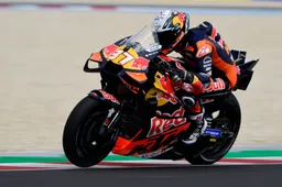 Cameraman bijna geraakt door rondvliegende motor na bizarre crash in MotoGP