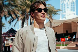 Russell geniet optimaal van zijn vakantie en stuurt kusjes naar zijn vriendin!