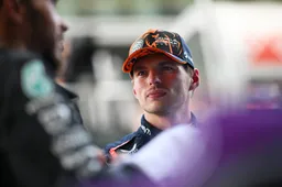 Verstappen liet Hamilton expres wachten: ‘Ineens waren de rollen omgedraaid’