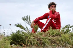 Leclerc en Sainz stranden in Italië en moeten met huurbusje verder