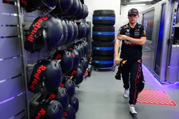 Verstappen zit Norris op de hielen in VT3 en lijkt mee te doen om pole