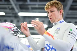 Lawson weer in de muur! Rode vlag schopt VT3 in de war