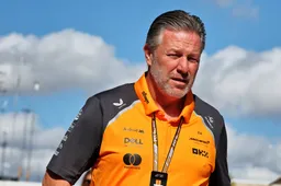 Brown woest na DNF Norris en Piastri: 'Wat amateuristisch!'