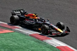 Start des Mexiko GP: Spektakuläres Vier-Nebeneinander schickt Verstappen aufs Gras