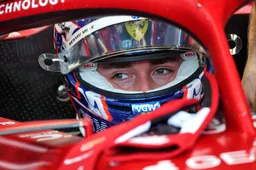 Leclerc kijkt met jaloezie naar Verstappen en Red Bull