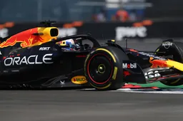 Woedende Russell eist straf voor Verstappen na incident in GP Mexico