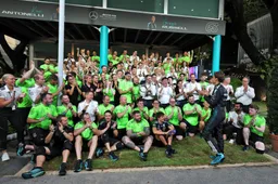 Fußball trifft die Formel 1: Mechaniker sieht Derby während des Rennens in Singapur