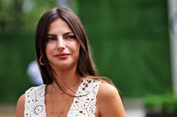 Kelly Piquet showt peperdure sieraden van ruim 500.000 euro
