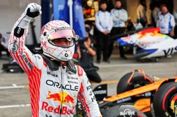 Dit enorme bedrag leverden de racepakken van Verstappen en Tsunoda op